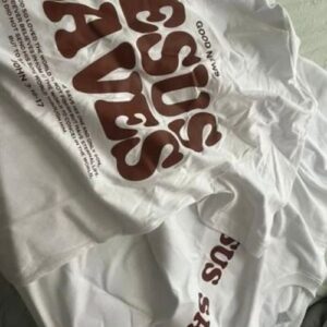 Camiseta de cuello redondo con gráfico "Jesús salva".